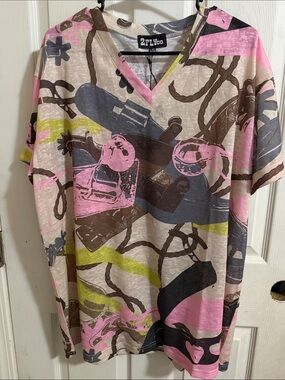 2FLYco V-Neck Short Sleeve Graphic Tee in Pink, Beige & Brown